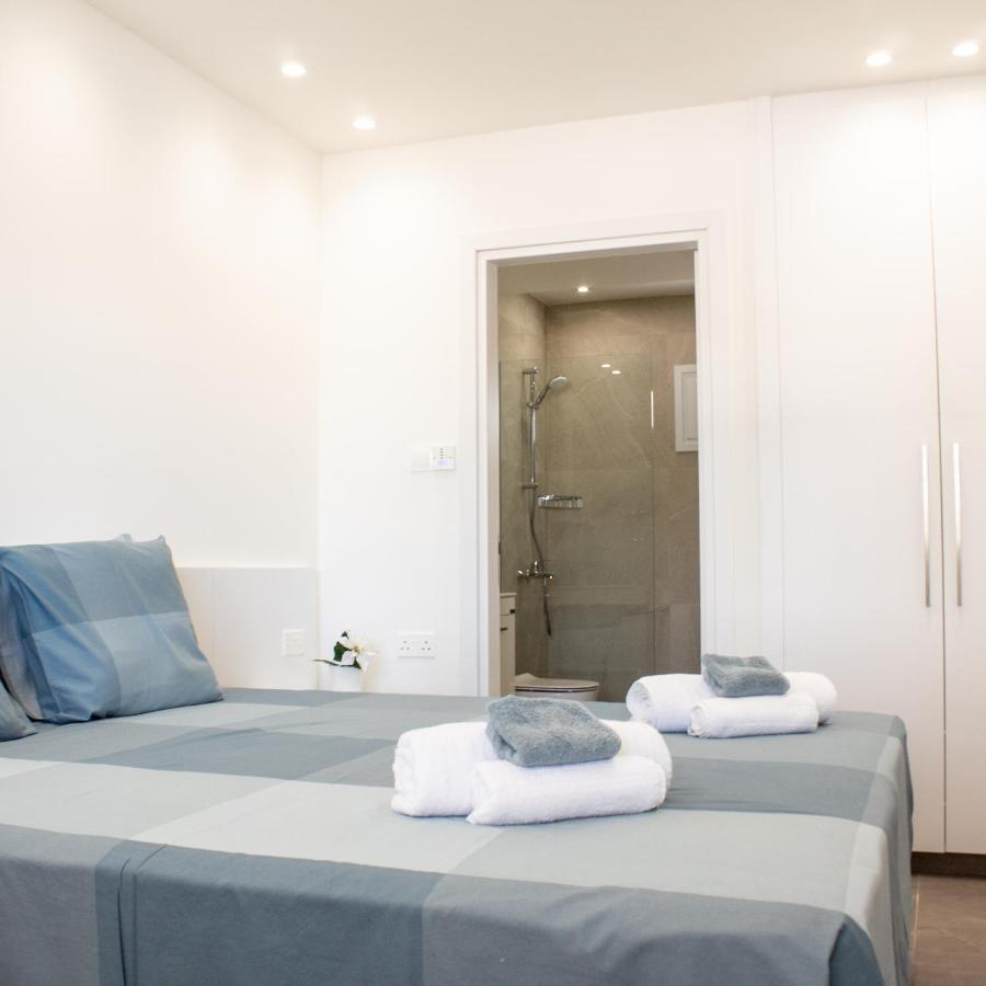 Walking Distance From Nissi Ave. Superb Location! *